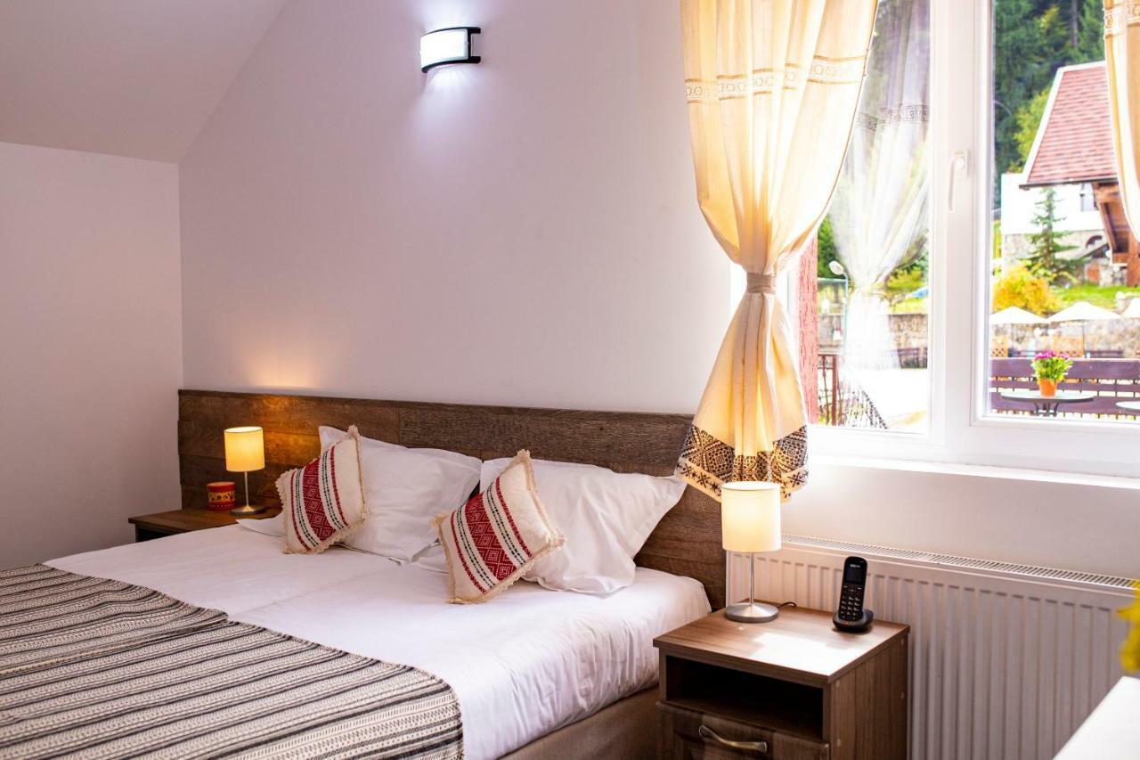 Hotel Floare De Colt Mînăstirea Humorului エクステリア 写真
