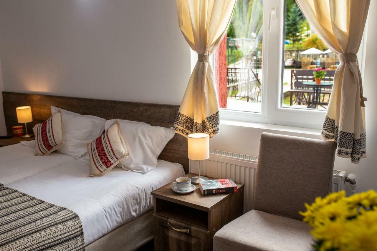 Hotel Floare De Colt Mînăstirea Humorului エクステリア 写真